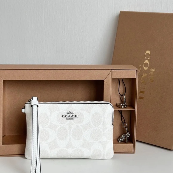 COACH CN044 Boxed Corner Zip Wristlet In Signature Canvas
Glacier White - Picture 1 of 5